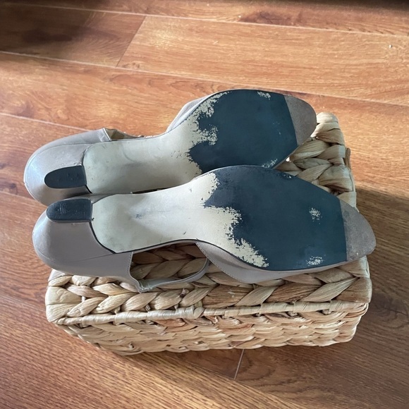 The Tog Shop cream t-stripe heels in size 8.5 - Picture 5 of 6